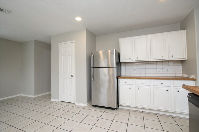 Building Photo - 18926 Piney Way Dr