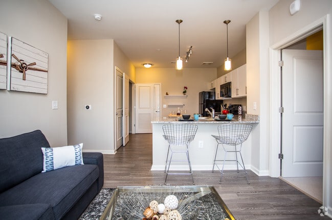 2BR, 2BA - 921 SF