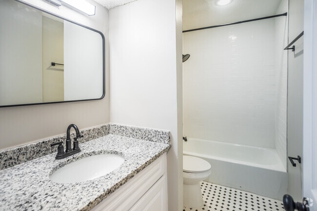 2HAB, 1BA - 760 ft² - Baño - Den Apartments