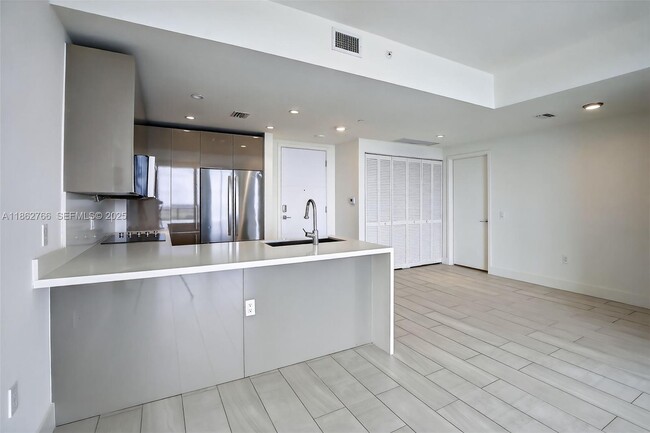 Building Photo - 2000 Metropica Wy Unit 2302