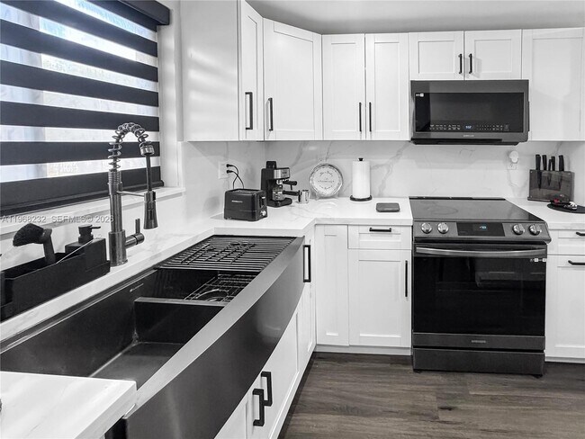 Building Photo - 110 SW 108th Ave