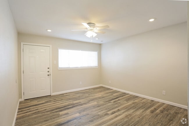 1BR,1BA - 528SF - LIVING ROOM