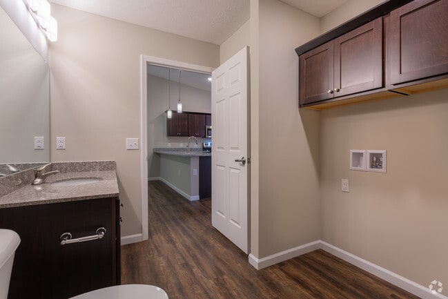 2BD 2BA - Redwood Norwalk
