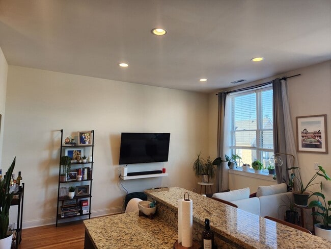 Photo - 1 bedroom in Lakeview with balcony Unit 407