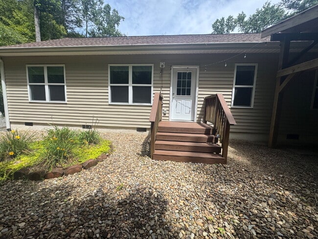 Building Photo - "Charming 3-Bed Retreat in Hendersonville ... Rental