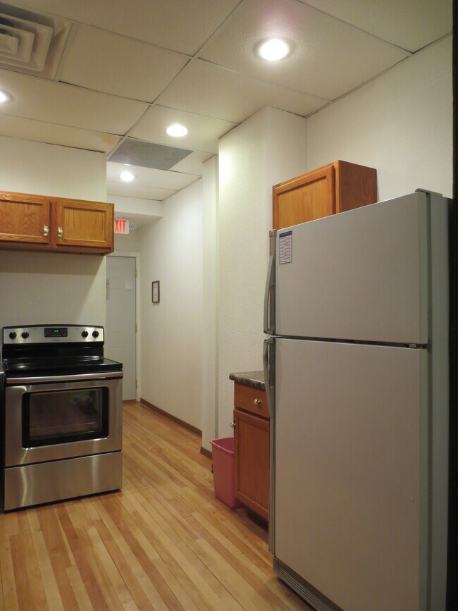 122 N. Lake Ave. Kitchen - 122 N Lake Ave Unit 0