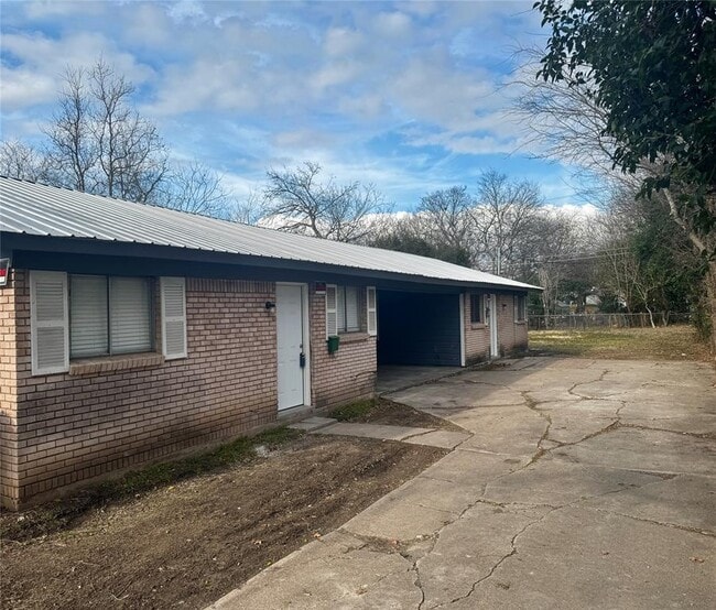 Photo - 202 W N Loop Blvd