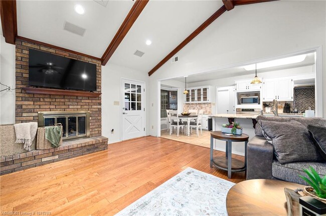 Photo - 10323 Meandering Way