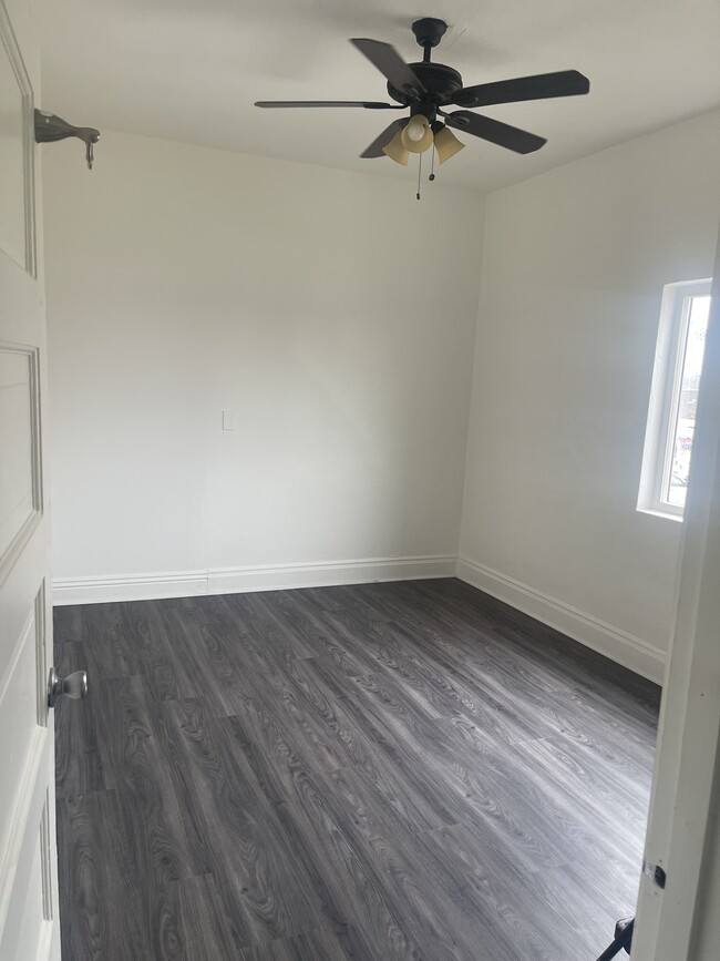 Dormitorio - 704 S Soto St