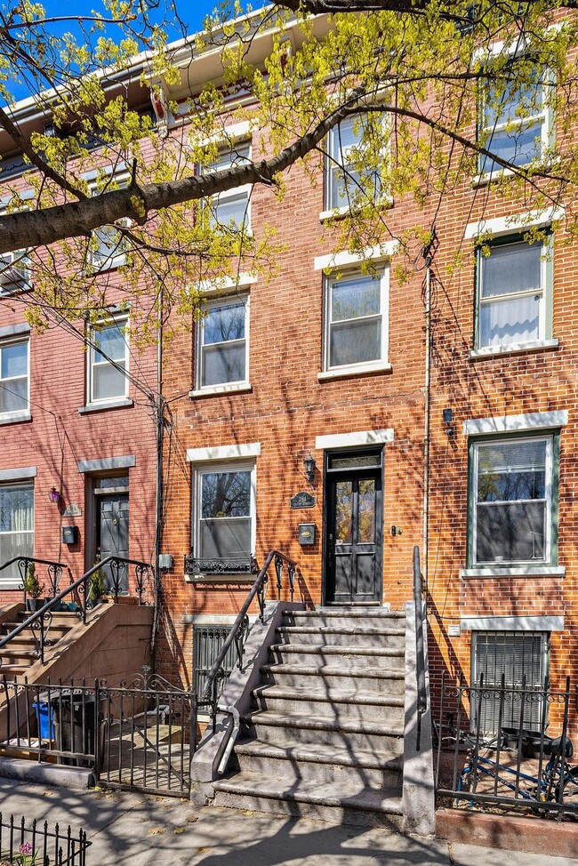 Building Photo - 284 6th St