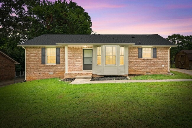 Building Photo - Three Bedroom on Corner Lot!