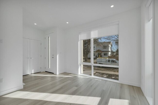 Photo - 10969-10130 130 St NW