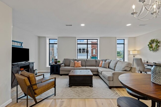 Building Photo - 308 E Broadway St