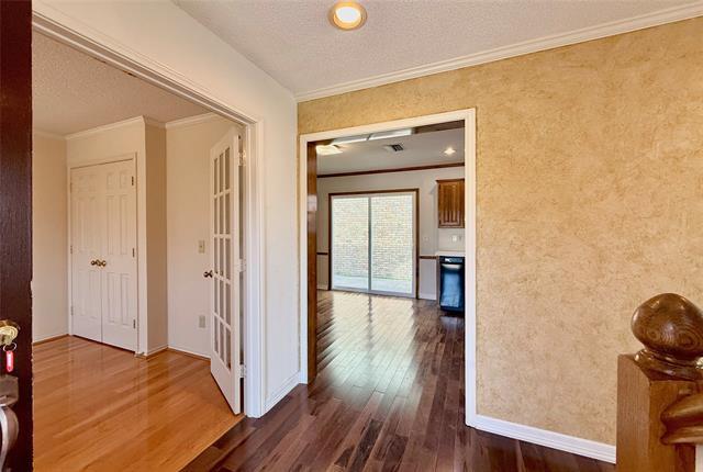 Photo - 2037 Village Green