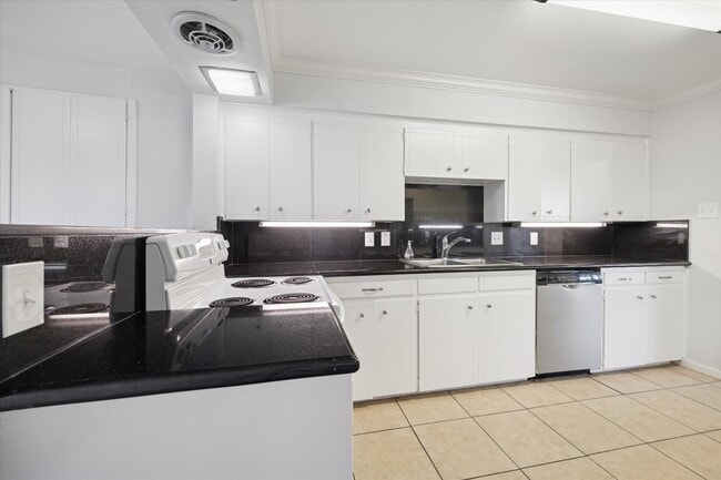 Photo - 5122 Locust St