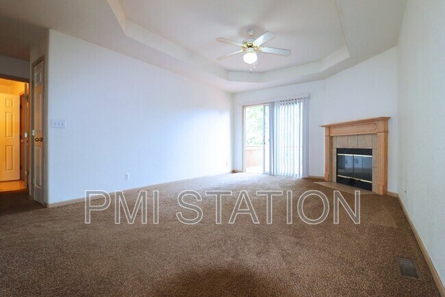 Photo - 403 NW Highland Ln