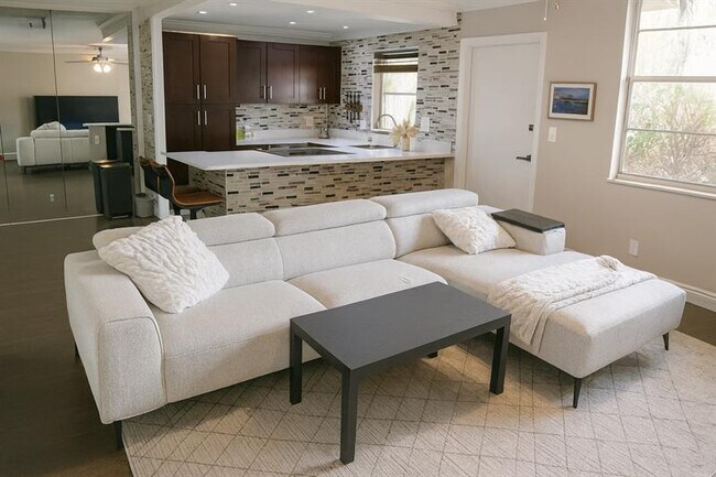 Photo - 2400 NE 10th St Unidad 203