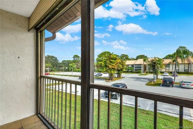Photo - 1635 SW Silver Pine Way Unidad D2 Rental