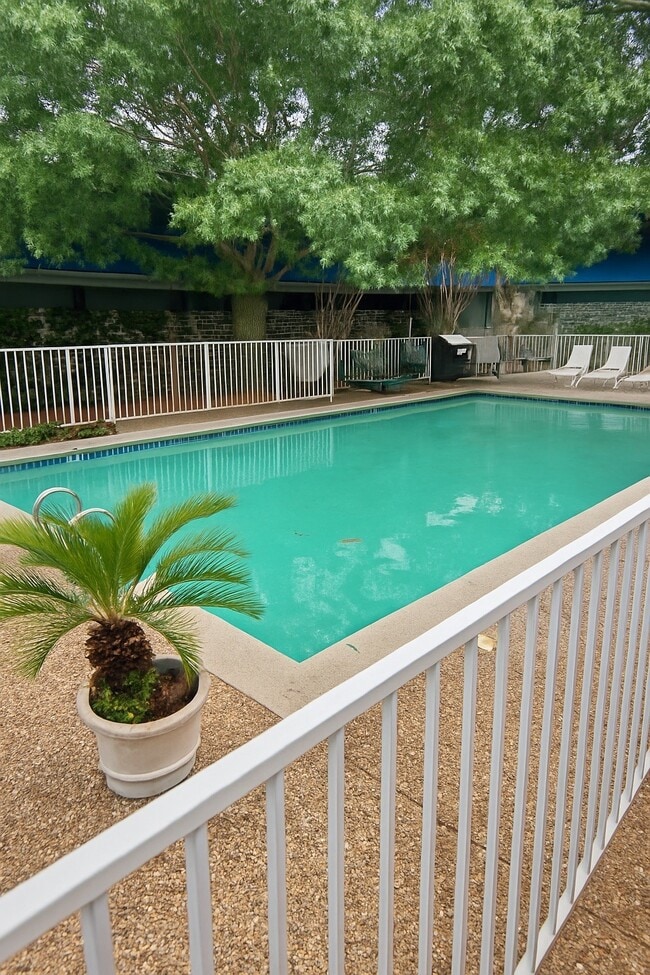 Building Photo - 3271 Sul Ross St Unit 9