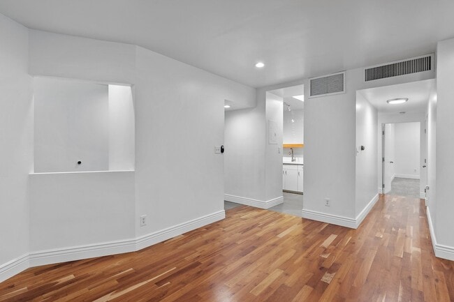 Photo - Central Cheery Creek Two Bed, Two Bath for rent.  Location, Location , Location Unidad B