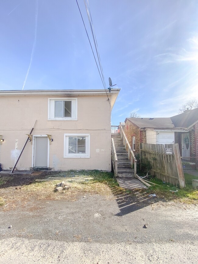 Building Photo - 237 Elm St