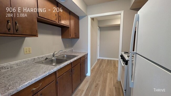 Photo - 906 E Harding-204
