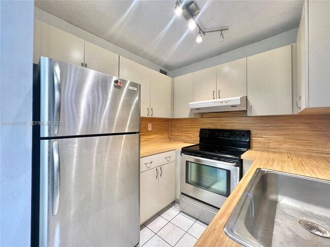 Photo - 5930 W 25th Ct Unidad 103