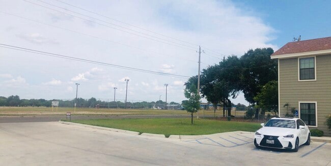 Canchas de tenis públicas y piscina al otro lado.