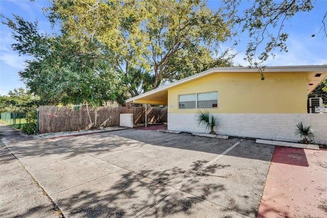 Photo - 720 SE 15th St Unit 2R