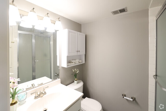 2BR, 2BA - 1075SF - Primary Bathroom - Village at Mayfield