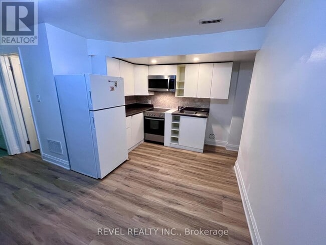 Photo - 564 Blackthorn Ave