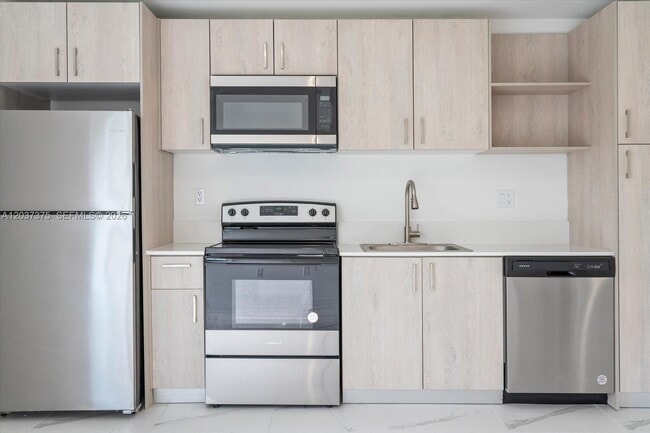 Building Photo - 420 SW 7th Ave Unit 201