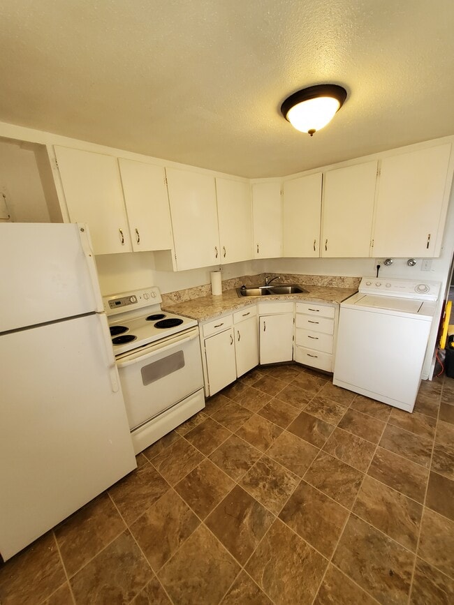 Building Photo - 311 -313 16th Ave Ct Unit 313 Left Side Rental