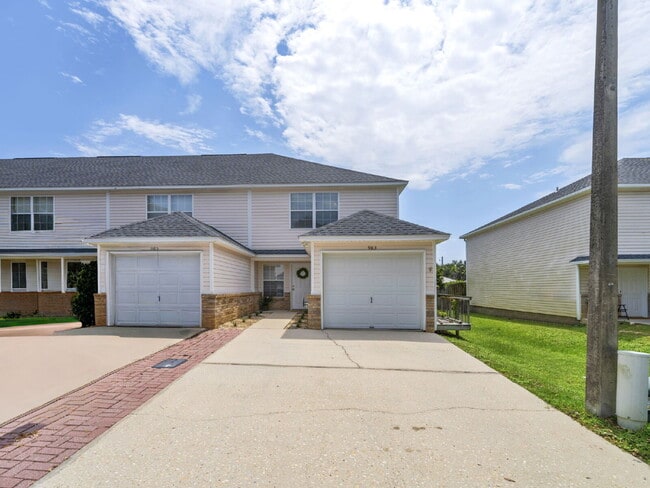 Building Photo - Charming 2-Bedroom Townhouse Retreat on Sc...