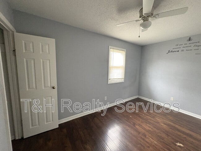Photo - 3125 N Gladstone Ave