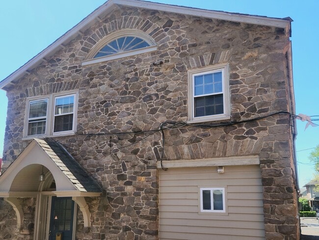 Front of building - 15 W Oakland Ave Unit 2nd Floor Rear