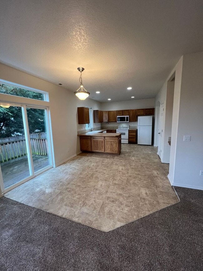 Building Photo - 3-bedroom 2-1/2 bathroom home in Eugene