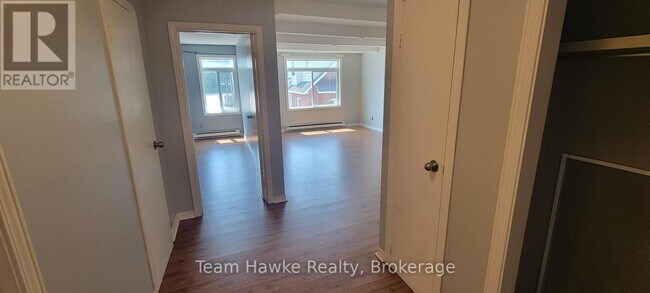 Photo - 349 King St