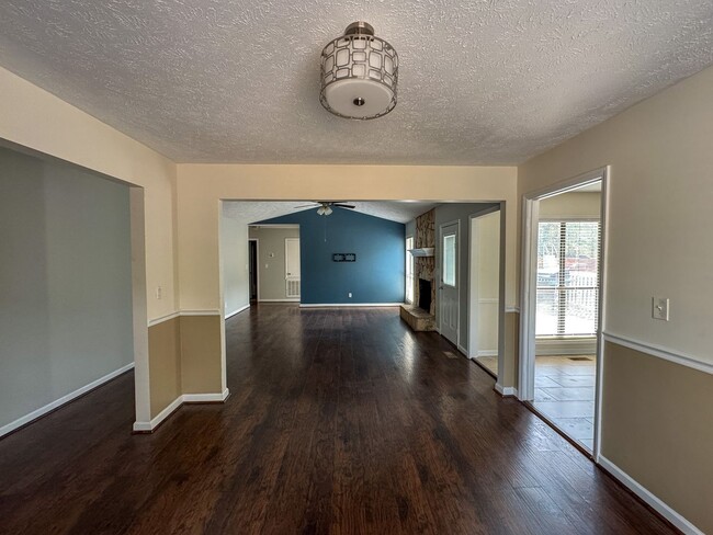 Photo - Beautiful 3 Bed 2 Bath Home with Fenced Backyard