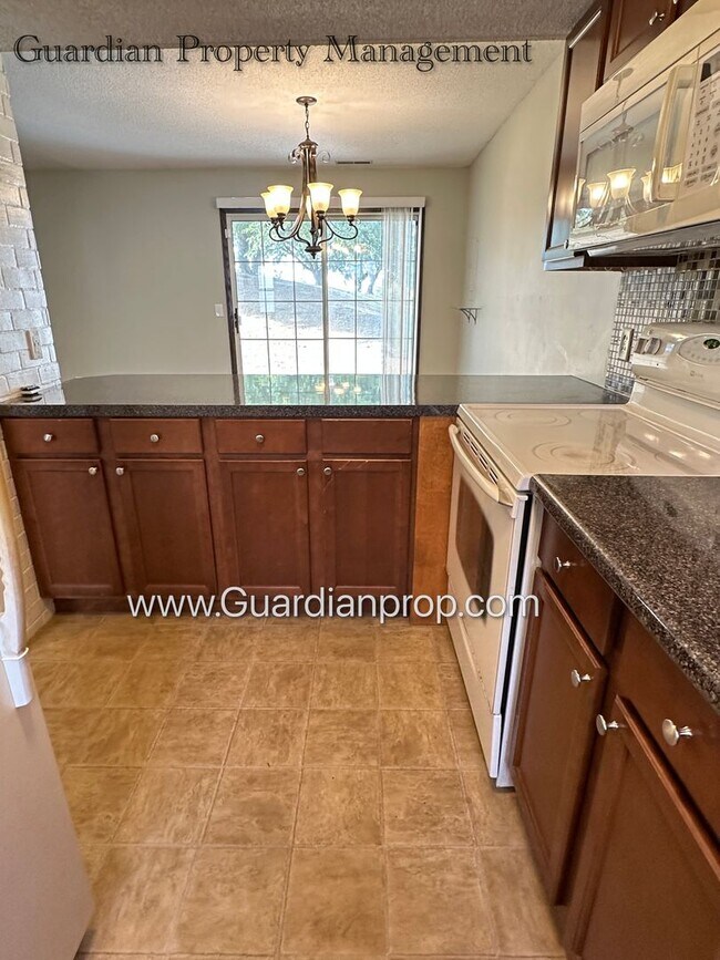 Burnsville Town Home, 1 Car Attached Garag... Townhome Rental in
