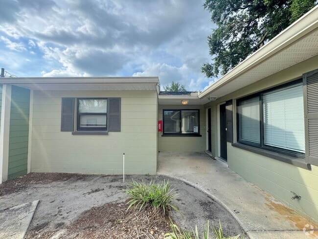 Building Photo - Apartment - Right off Cypress Gardens Blvd!