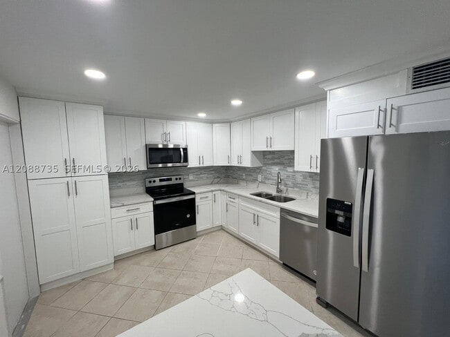 Building Photo - 501 SW 11th Pl Unit 410