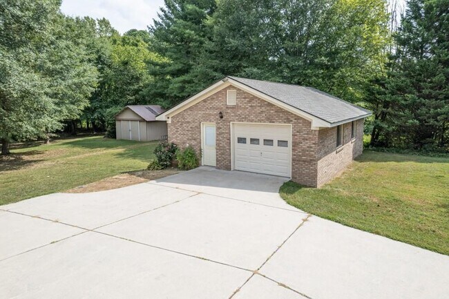 Photo - 4640 Spot Rd