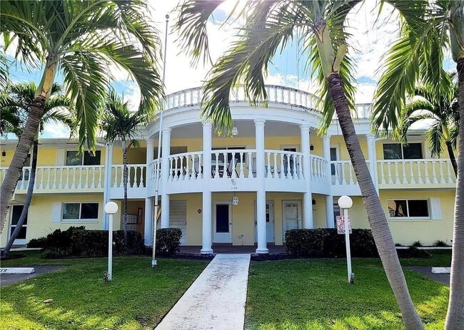 Building Photo - 1100 Pine Dr Unit 108