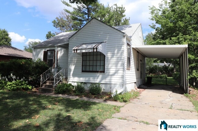 Building Photo - Adorable Two Bed One Bath Home