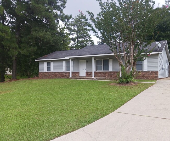 Building Photo - 4 Bedroom 2 bathroom Home available to ren...