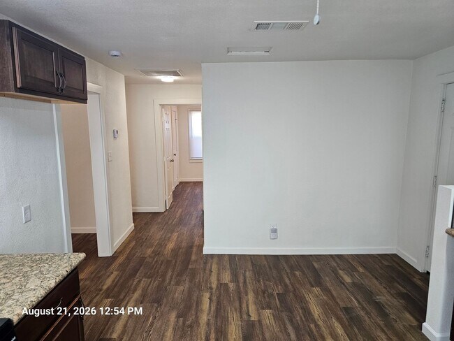 Photo - 848 N E St