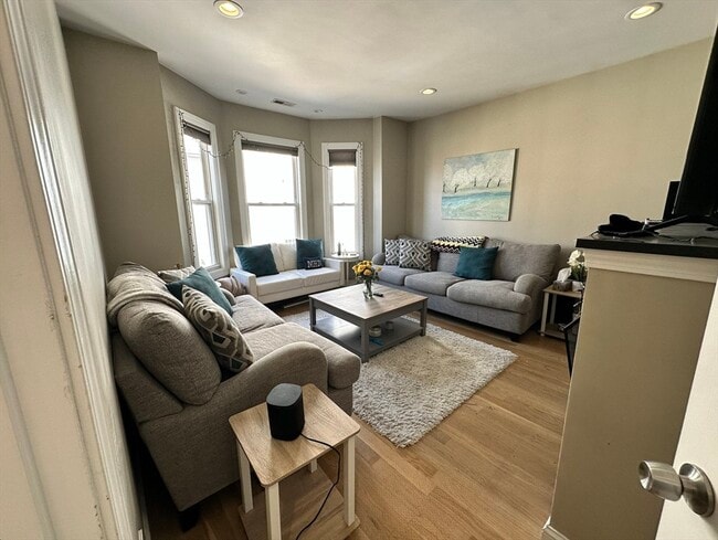 Photo - 241 Emerson St Unidad 0