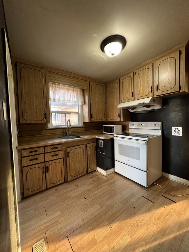 Building Photo - 52 Laurel Ave Unit 1