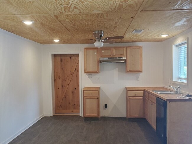 Building Photo - 155 Circle Dr
